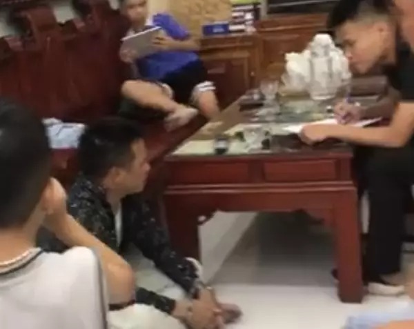 Lực lượng chức năng đang lấy lời khai đối tượng để điều tra vụ việc