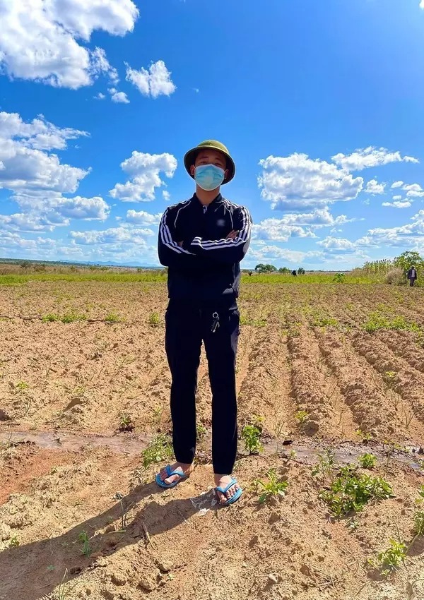 Phong cách thời trang giản dị của anh chàng.