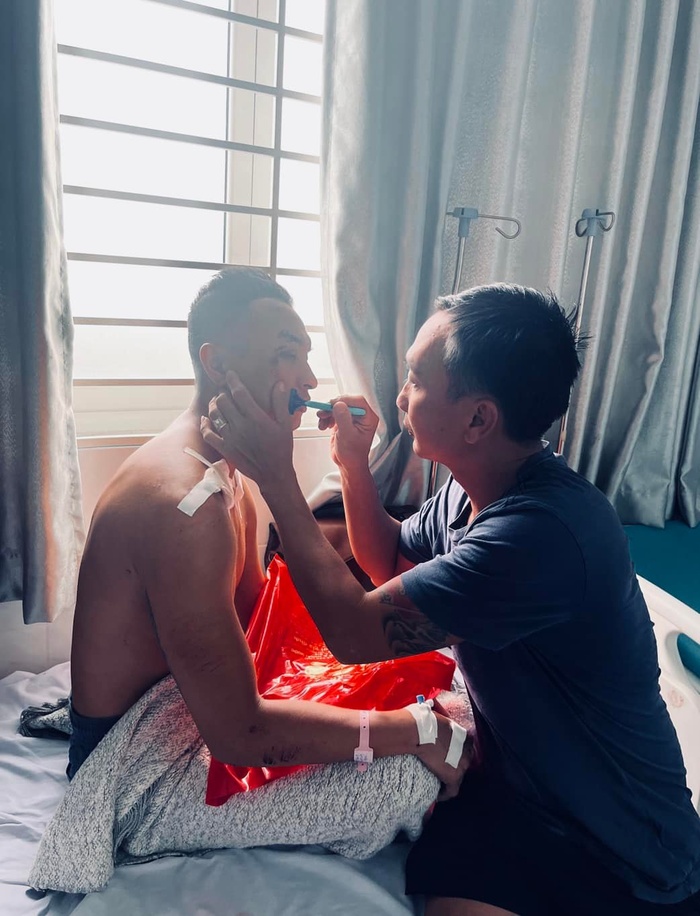 Mọi sinh hoạt của nam MC đều phải nhờ cậy vào người thân.