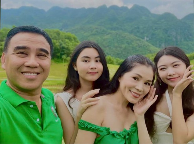 Sinh ra trong một gia đình khá giả và cha là một MC, diễn viên nổi tiếng, Lọ Lem và Hạt Dẻ có nhiều điều kiện để phát triển bản thân