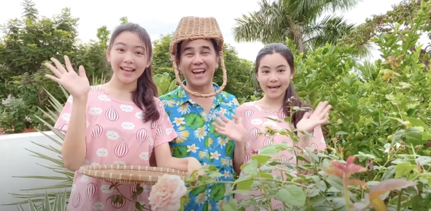 Quyền Linh thường để hai con cùng tham gia các chương trình từ thiện để con có cơ hội thấu hiểu hơn những mảnh đời bất hạnh, từ đó, rèn luyện sự yêu thương, biết đồng cảm, sẻ chia trong cuộc sống