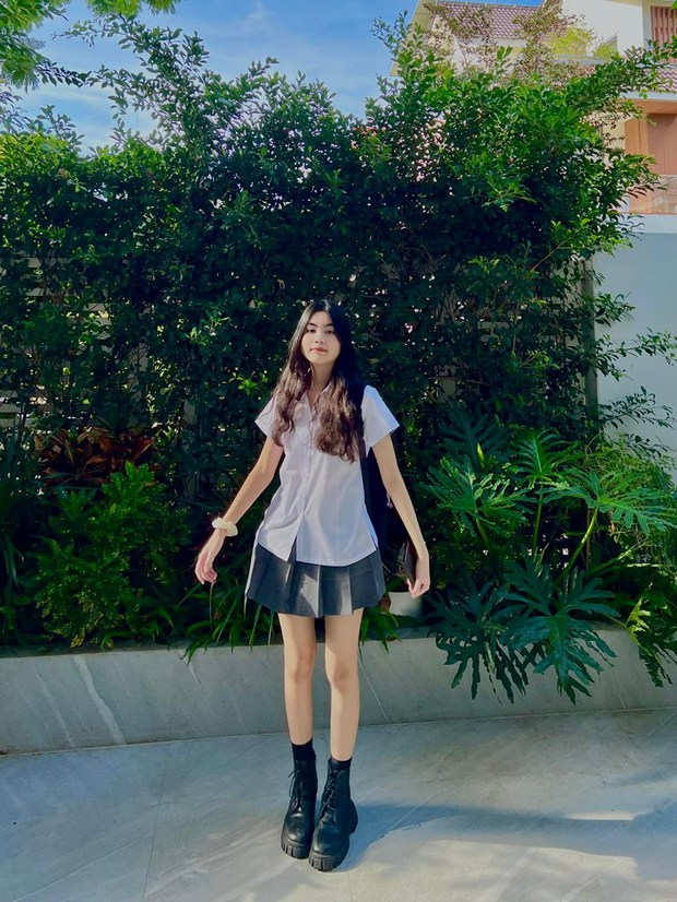 Lọ Lem - con gái lớn nhà MC Quyền Linh không chỉ sở hữu nhan sắc rạng rỡ, mà còn có chiều cao nổi bật 1m7, vóc dáng cân đối và đặc biệt là luôn được yêu mến bởi vẻ thân thiện