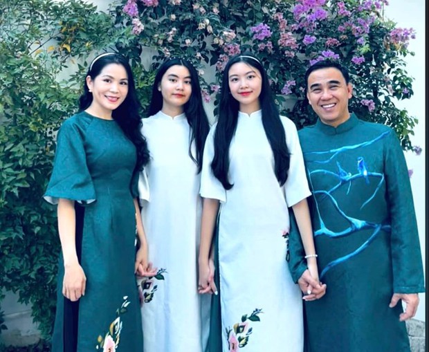 Dù khối lượng công việc hàng ngày rất lớn nhưng hai vợ chồng Quyền Linh và Dạ Thảo luôn đặt việc giáo dục con cái lên hàng đầu