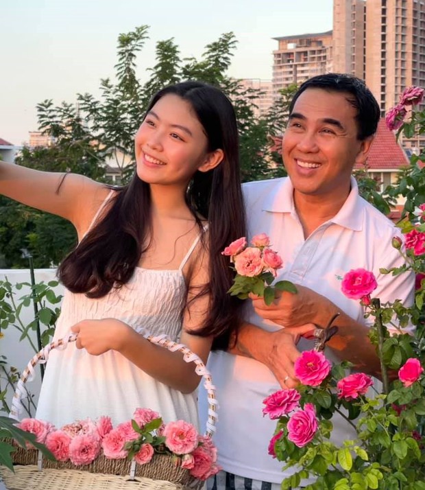 MC Quyền Linh cho hay, anh luôn dạy hai con gái thực hiện lối sống giản dị, không phô trương, hào nhoáng mà đề cao sự hợp lý tiết kiệm. Anh cũng từng chia sẻ không muốn con mình đặt chân vào showbiz quá sớm