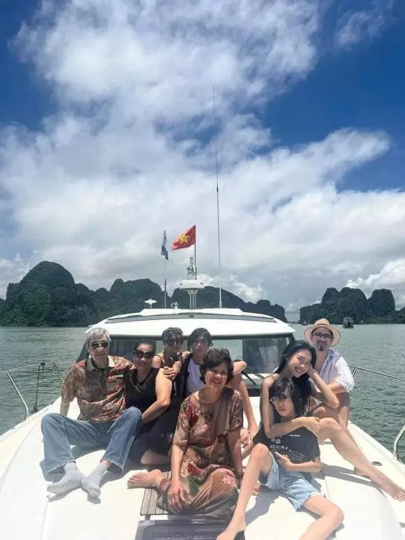 Cặp đôi lần lượt khoe ảnh đi du lịch cùng người thân. Hậu cảnh chụp hình của hai bên gia đình khá giống nhau.