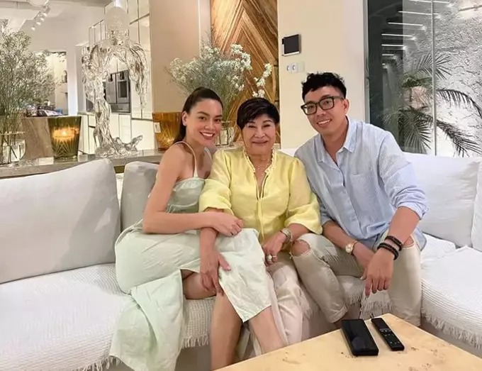 Trước đó không lâu, khi bà bầu Liên Phạm và nhạc sĩ Nguyễn Hồng Thuận tới chơi nhà, giọng ca 8X cũng đích thân vào bếp làm đồ ăn chiêu đãi.