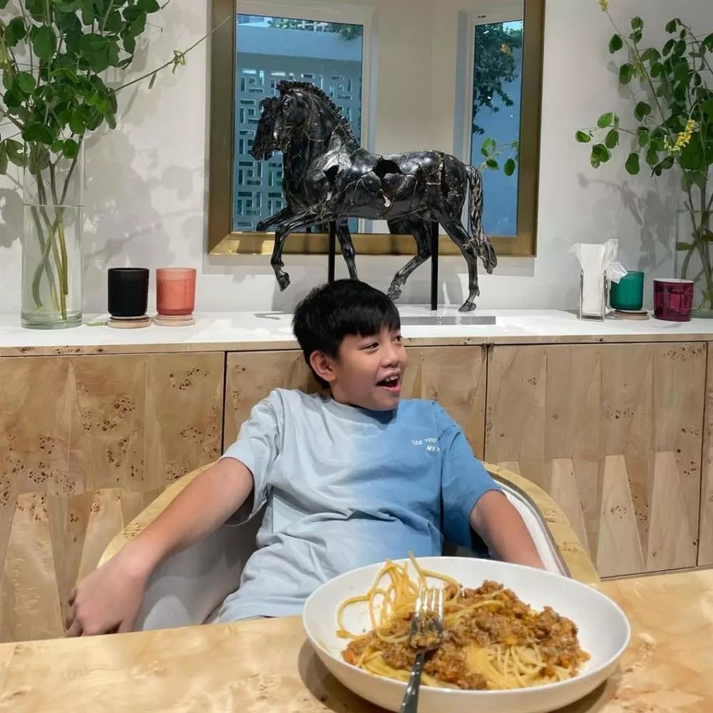 Nữ ca sĩ nấu mì ý bò bằm, phục vụ bữa ăn nhanh cho con trai Subeo.