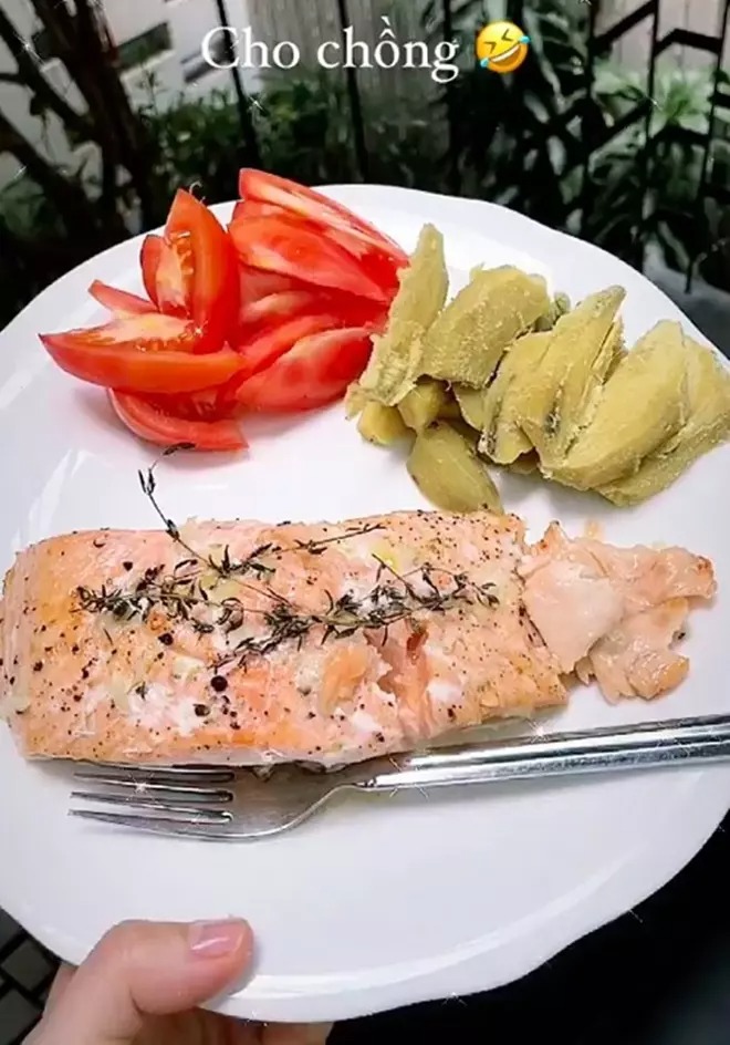 Một đĩa đồ ăn Hồ Ngọc Hà làm riêng cho bạn đời Kim Lý.