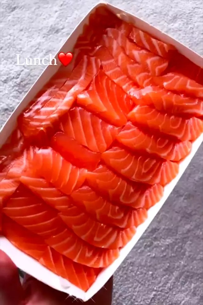 Hình ảnh một vài lần vào bếp khác của Hồ Ngọc Hà, cho thấy rất 