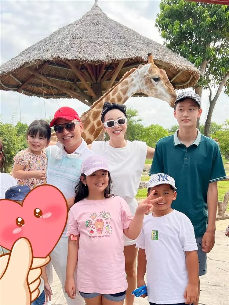 Jennifer Phạm cùng ông xã đưa các con đi du lịch khi Bảo Nam về Việt Nam.