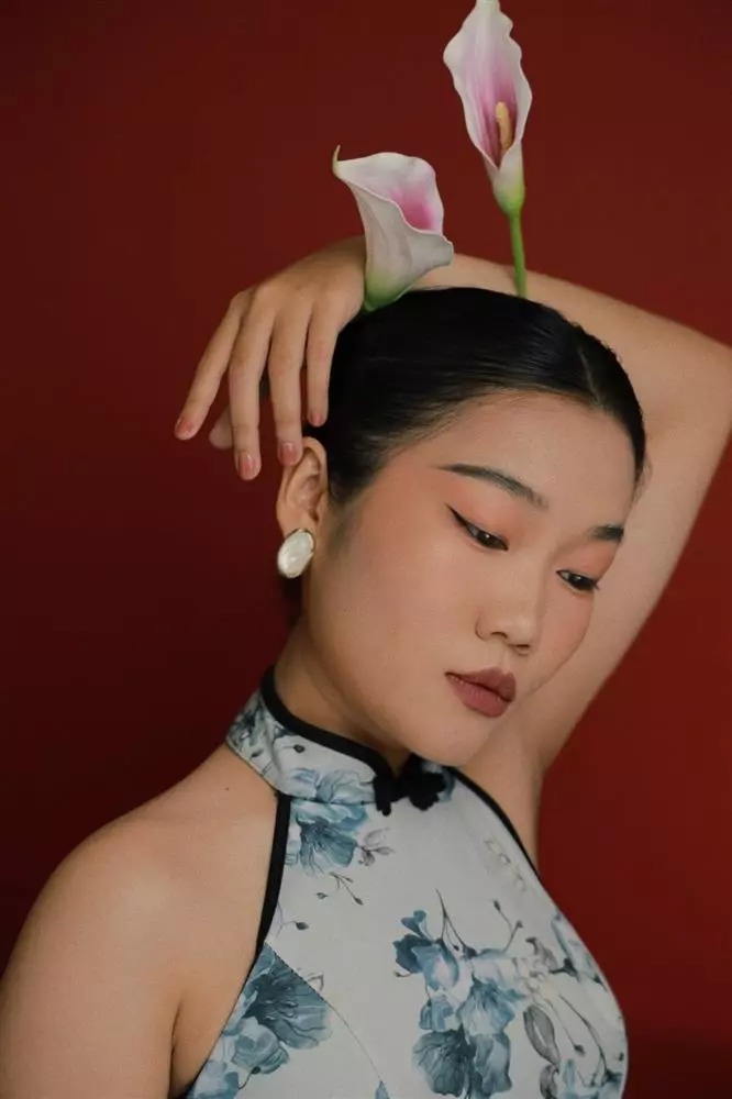 Cô tạo dáng khoe vùng da dưới cánh tay không còn lông nách.