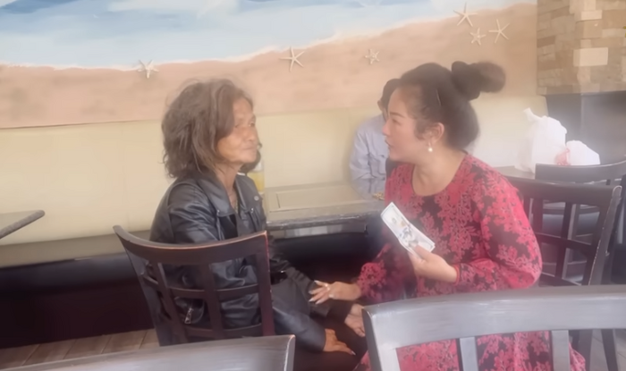 Thúy Nga cho tiền Kim Ngân.