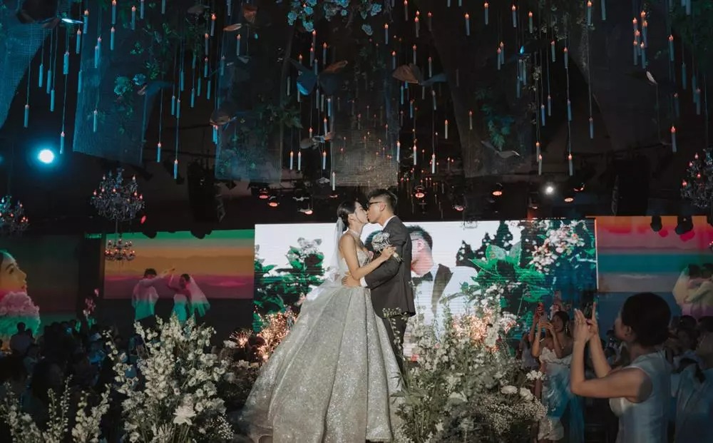 Để làm ra chiếc váy cưới này, nhà thiết kế đã phải kiểm tra độ sáng của chiếc váy kéo dài ròng rã suốt ba tháng. Kiều Ly Phạm rất thích chiếc váy cưới này.