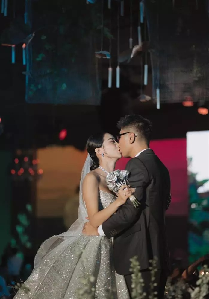 Cô dâu - chú rể hôn 