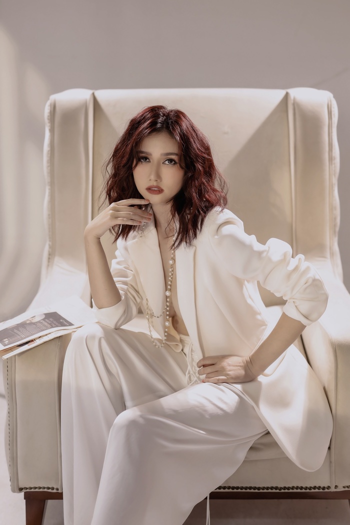 Kể từ sau khi chia tay Đình Tú, Hương Giang thường xuyên đăng tải những dòng tâm trạng trên mạng xã hội. 