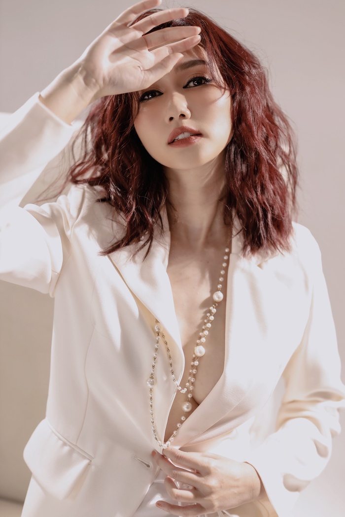 Hương Giang xả kho bộ ảnh cực chất trong bộ vest trắng 