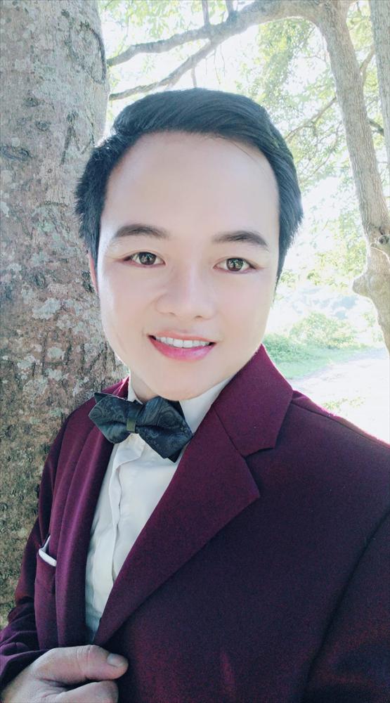 Mới nhất trên trang cá nhân, cô dâu Thu Sao đã nhá hàng loạt hình cưới nhân kỉ niệm 4 năm về chung nhà với chồng trẻ kém 35 tuổi.