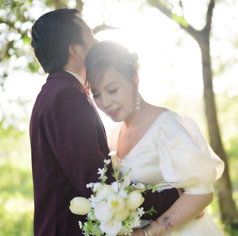 Từ những hình ảnh do người trong cuộc đăng tải, hiện tượng mạng đến từ Cao Bằng thay 2 bộ váy, trang điểm lộng lẫy trong khi anh Hoa Cương diện vest bảnh bao.