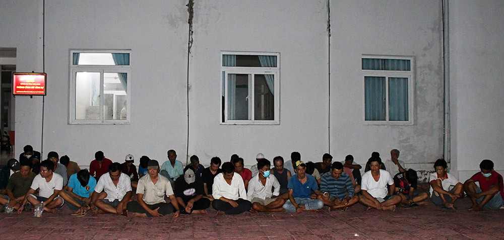 Những người có liên quan được đưa về trụ sở Công an để lấy lời khai. Ảnh: Công an Trà Vinh