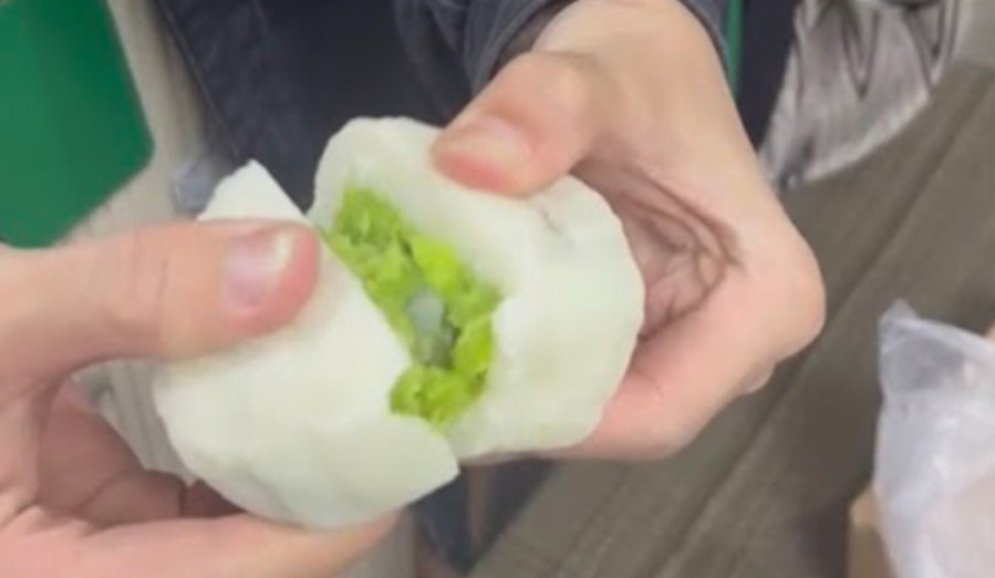 Mới đây, trên mạng xã hội đã chia sẻ hình ảnh món quà Trung thu đặc biệt của một công ty khiến nhiều người ao ước. Sẽ không có gì đáng chú ý khi công ty tặng nhân viên một hộp bánh trung thu bình thường như mọi năm, nhưng khi cắt làm đôi, nguyên liệu bên trong bánh trung thu lại vô cùng đặc biệt.