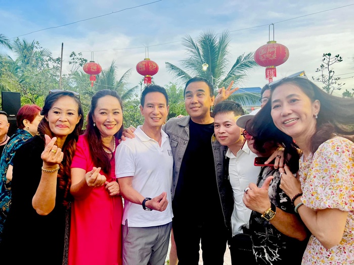 MC Quyền Linh cùng Lý Hải trong buổi họp lớp mới đây.