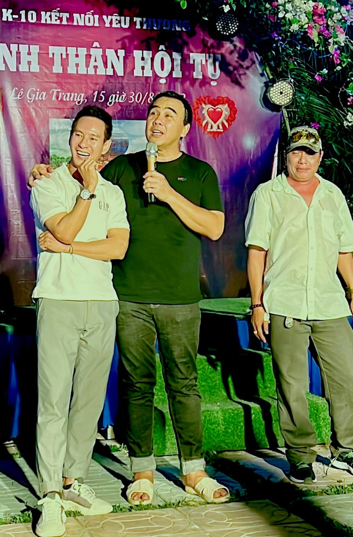 Dù nổi tiếng, song Quyền Linh vẫn diện trang phục đơn giản, đặc biệt là đôi dép tổ ong đã làm nên thương hiệu của nam MC.