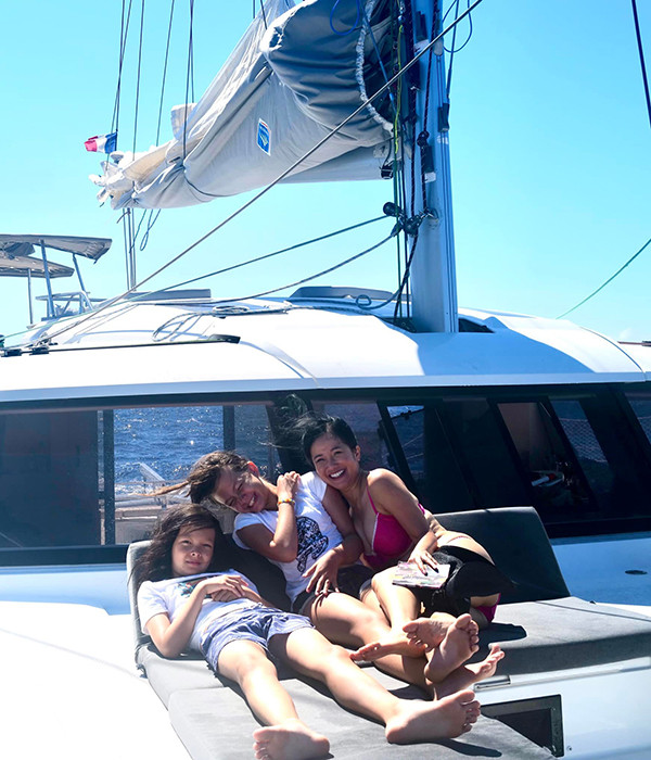 Diva Hồng Nhung cùng cặp song sinh Tôm, Tép có chuyến du lịch dạo quanh những đảo và eo biển xinh đẹp từ Pháp qua Ý.