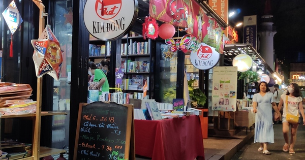 Nhiều tổ chức, cá nhân sử dụng lồng đèn Việt để trang trí, tổ chức các chương trình, lễ hội. Ảnh: AN NA