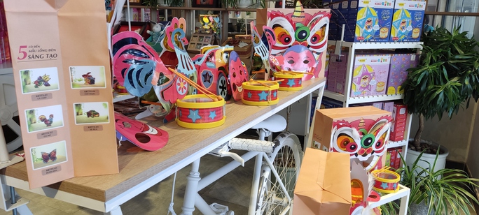 Lồng đèn Made In Vietnam có mẫu mã đa dạng và đậm chất truyền thống. Ảnh: AN NA