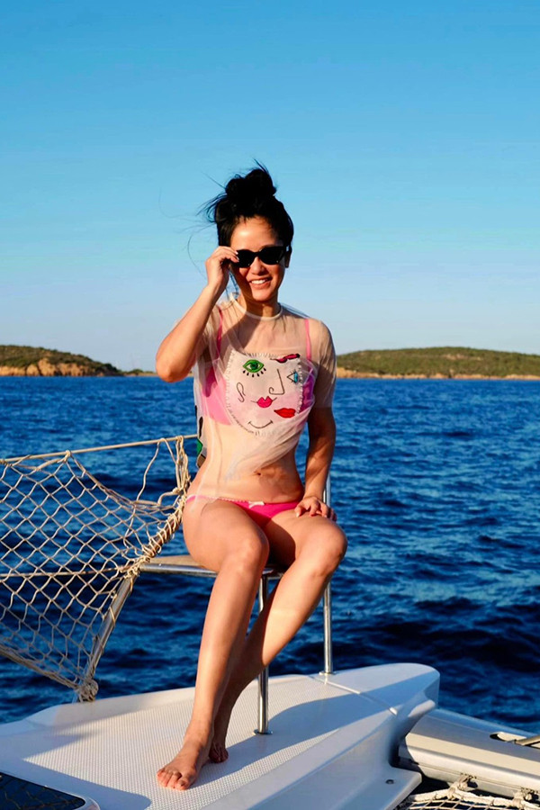  Dù đã bước qua tuổi ngũ tuần, song Hồng Nhung vẫn giữ được body bốc lửa khiến người hâm mộ không khỏi trầm trồ.