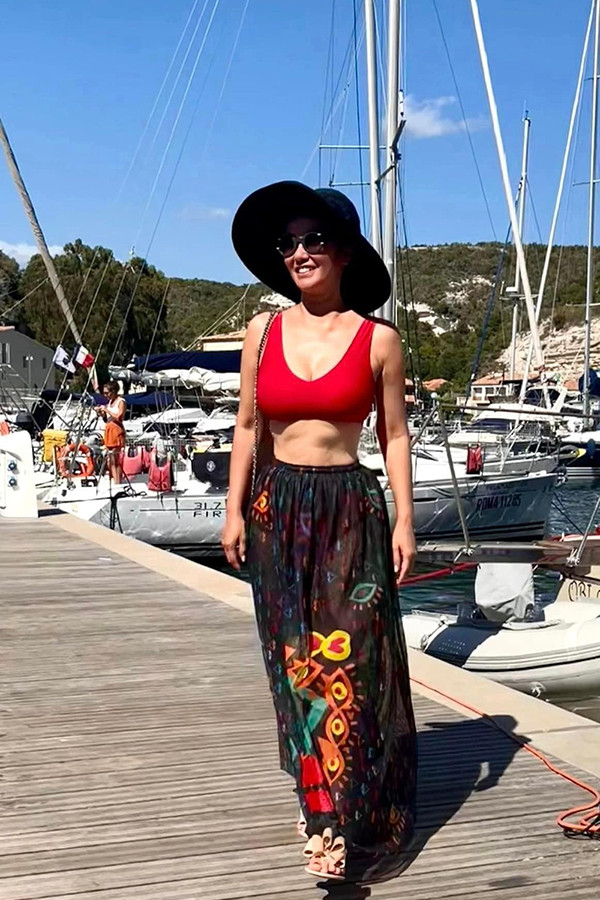 Tuy chiều cao không nổi bật nhưng nữ diva lại có vòng eo đáng mơ ước, săn chắc.