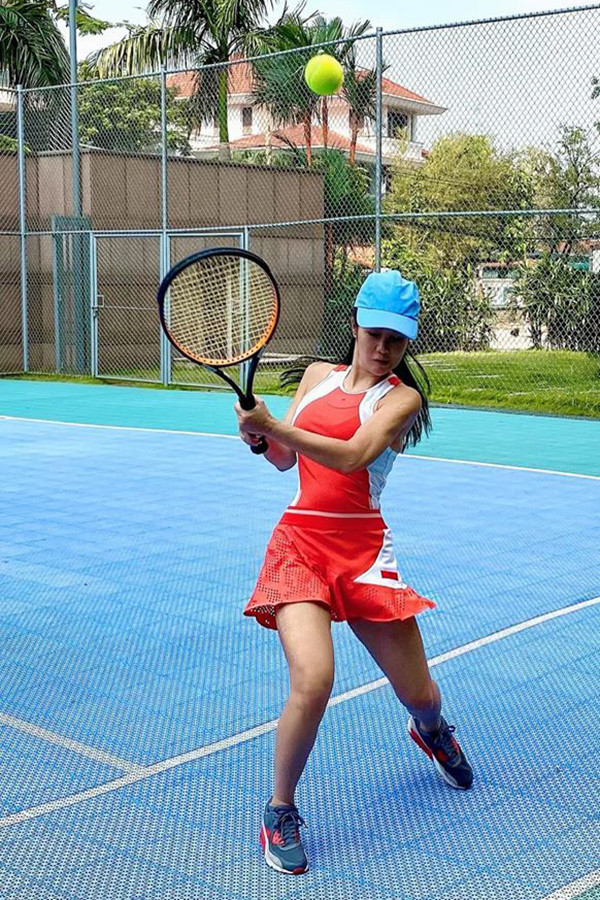 Giọng ca Hạ trắng cũng tham gia nhiều môn thể thao ngoài trời như tennis.