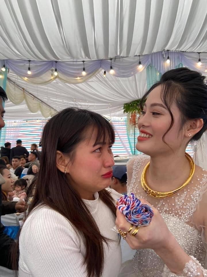 Cô gái khóc nức nở trong ngày đưa bạn thân về nhà chồng...