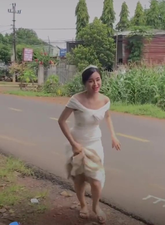 Được biết, cô dâu và cô bạn đã là bạn của nhau trong suốt 10 năm. Vì vậy, trong ngày cưới của bạn thân, cô bạn cũng có mặt để đưa bạn về nhà chồng. Khi phần lễ vừa kết thúc, cô bạn thân cũng lên xe để trở về.