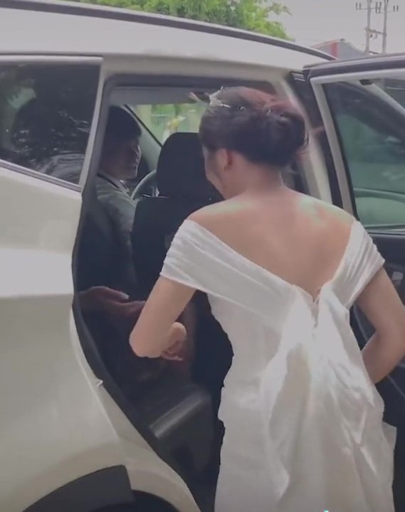 May mắn thay, người bạn thân vẫn chưa về. Ngay lúc đó, cô dâu đã dặn dò người đi cùng rằng: “Bạn níu nó giùm mình cái coi, mình đi về thay bộ đồ đã”.