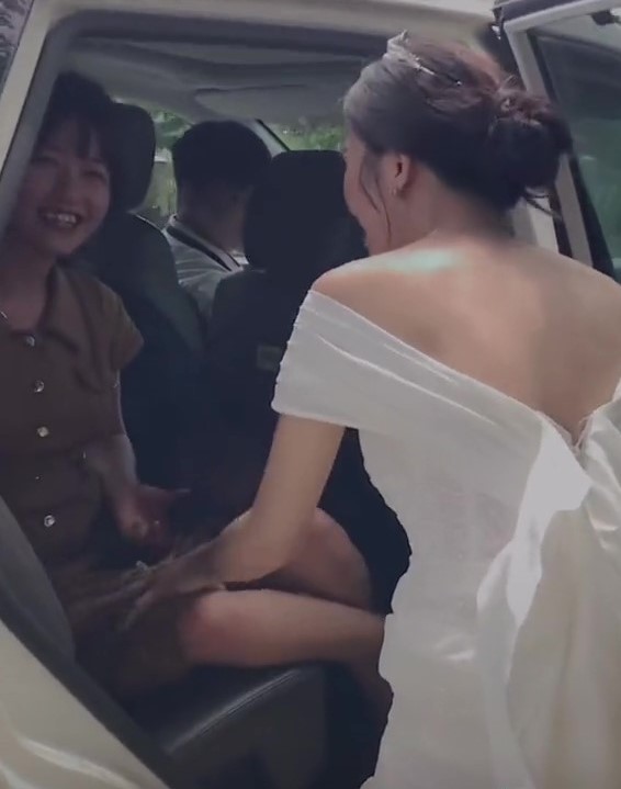Hành động đuổi theo bạn thân để níu kéo lại sau đám cưới khiến nhiều người bật cười, không biết ai mới là cô dâu, ai là khách.