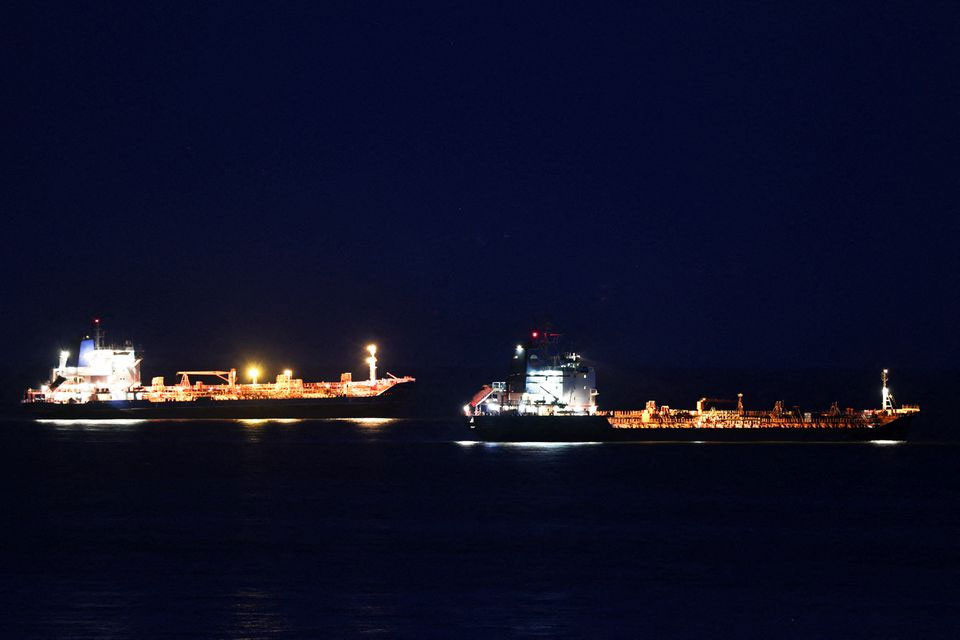 Các tàu chở dầu của Nga đi qua vịnh Nakhodka, gần thành phố cảng Nakhodka của Nga, hôm 12/8. (Ảnh: Reuters)