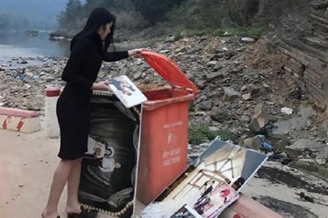 Một cô gái đau lòng vứt hết ảnh cưới khi chia tay chồng cũ.