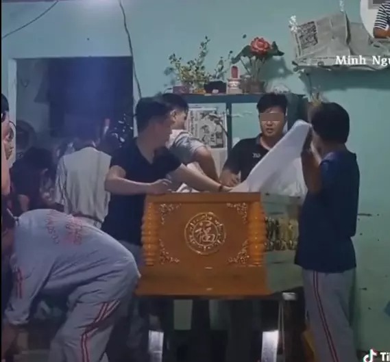 Khoảnh khắc nhập quan.