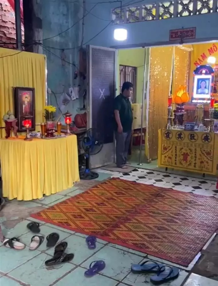 Không khí u buồn trong tang lễ cố người mẫu (Ảnh: Mạnh Hùng TV).