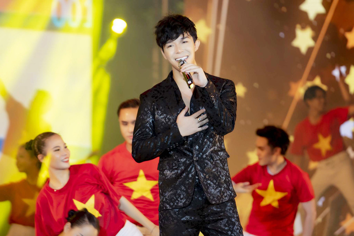 Nam ca sĩ có lần hiếm hoi nhận biểu diễn trong một chương trình âm nhạc chào mừng Quốc Khánh 2/9.