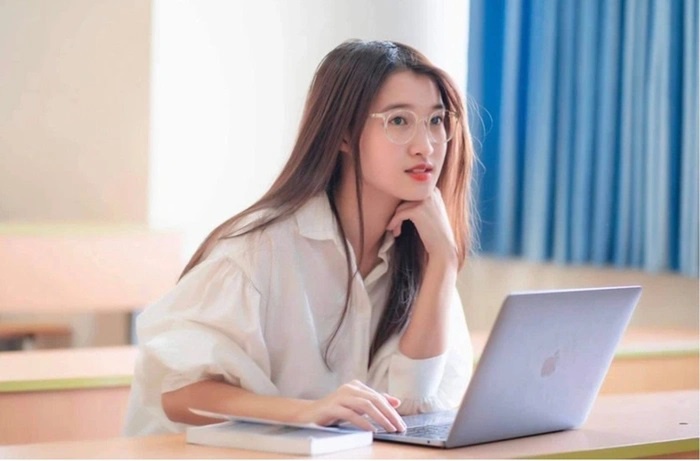 Phương Nhi ngày càng xinh đẹp và trưởng thành khi bước vào Đại học