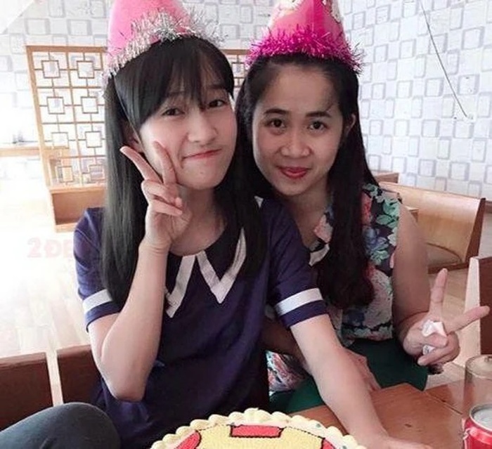 Phương Nhi đăng tải loạt ảnh với mẹ từ thời cô còn ở độ tuổi học trò. 