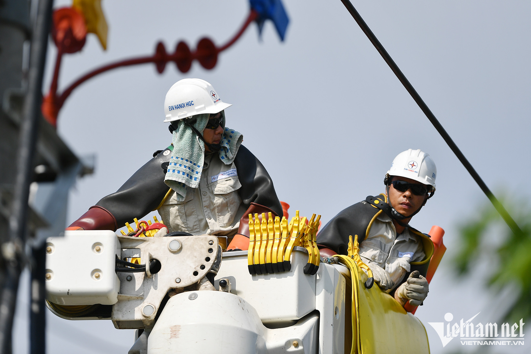 Việc làm các đường dây truyền tải để tải điện từ Lào về Việt Nam sẽ giúp cung ứng điện cho miền Bắc được đảm bảo hơn. Ảnh: Hoàng Hà