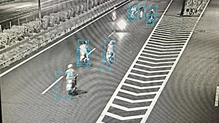 Hình ảnh nhóm thanh niên di chuyển trên cao tốc TP HCM - Long Thành - Dầu Giây (Ảnh cắt từ camera).