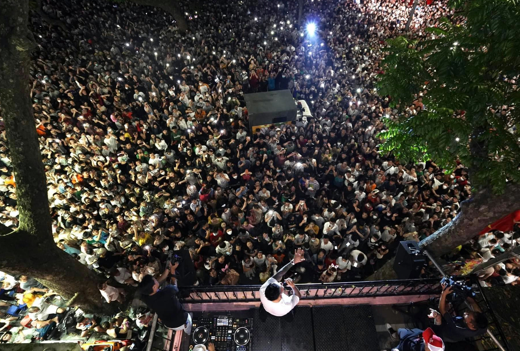 Rất nhiều du khách đến nghe ca sĩ Tuấn Hưng hát ở ban công ngôi nhà trên phố Hàng Khay (Ảnh: Facebook Tuấn Hưng).