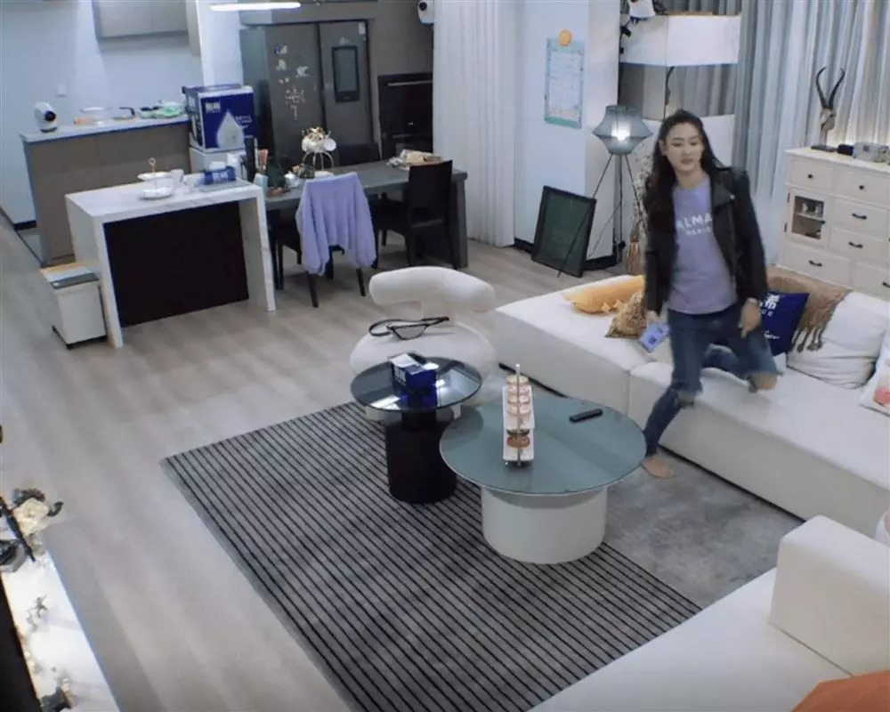 Căn nhà của Trương Bá Chi được thiết kế rất đơn giản và ấm cúng.