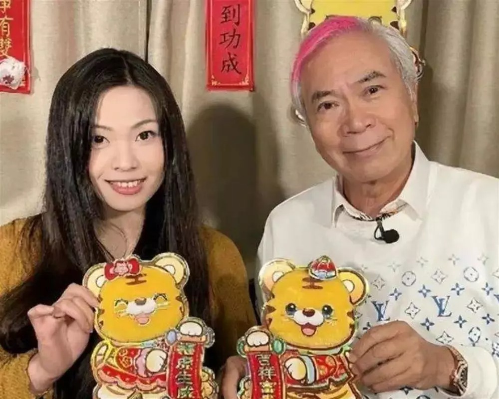 Lý Long Cơ chuyển quyền sở hữu 6 căn nhà cho vợ kém 40 tuổi.