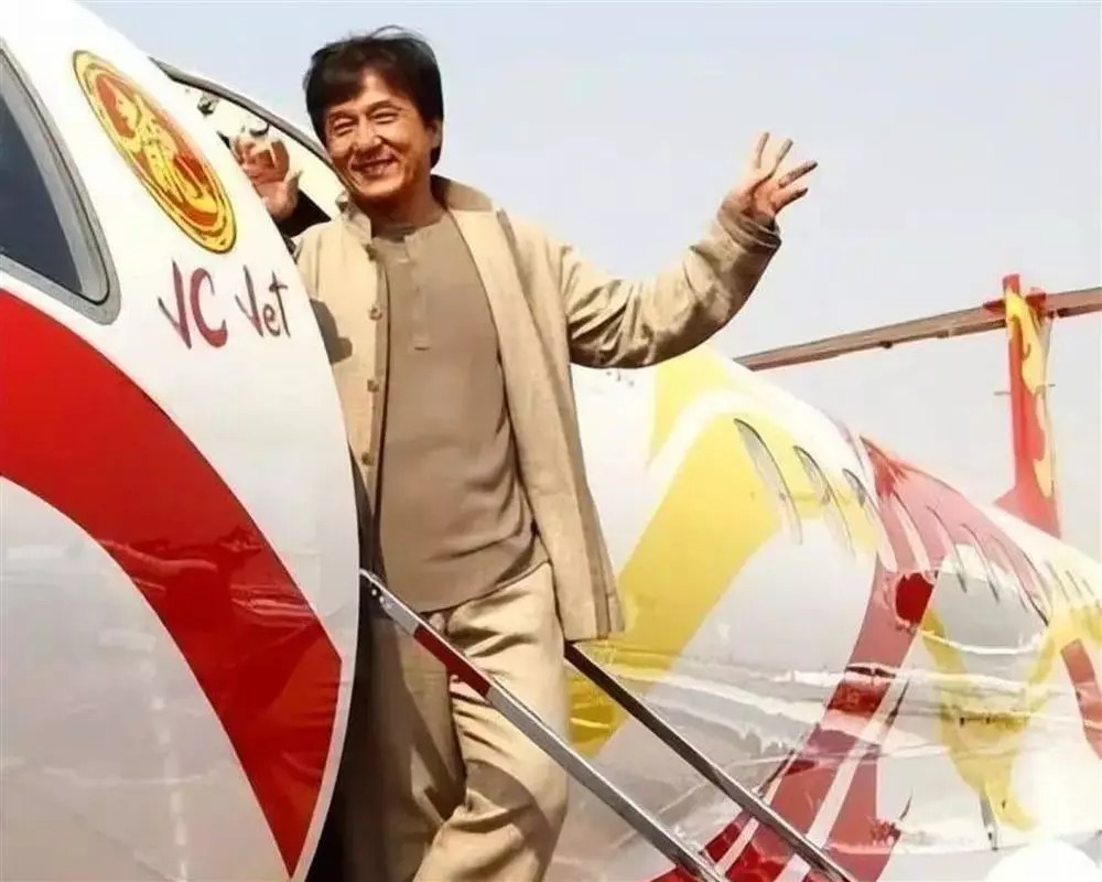 Thành Long gây bất ngờ khi tậu hẳn máy bay riêng.