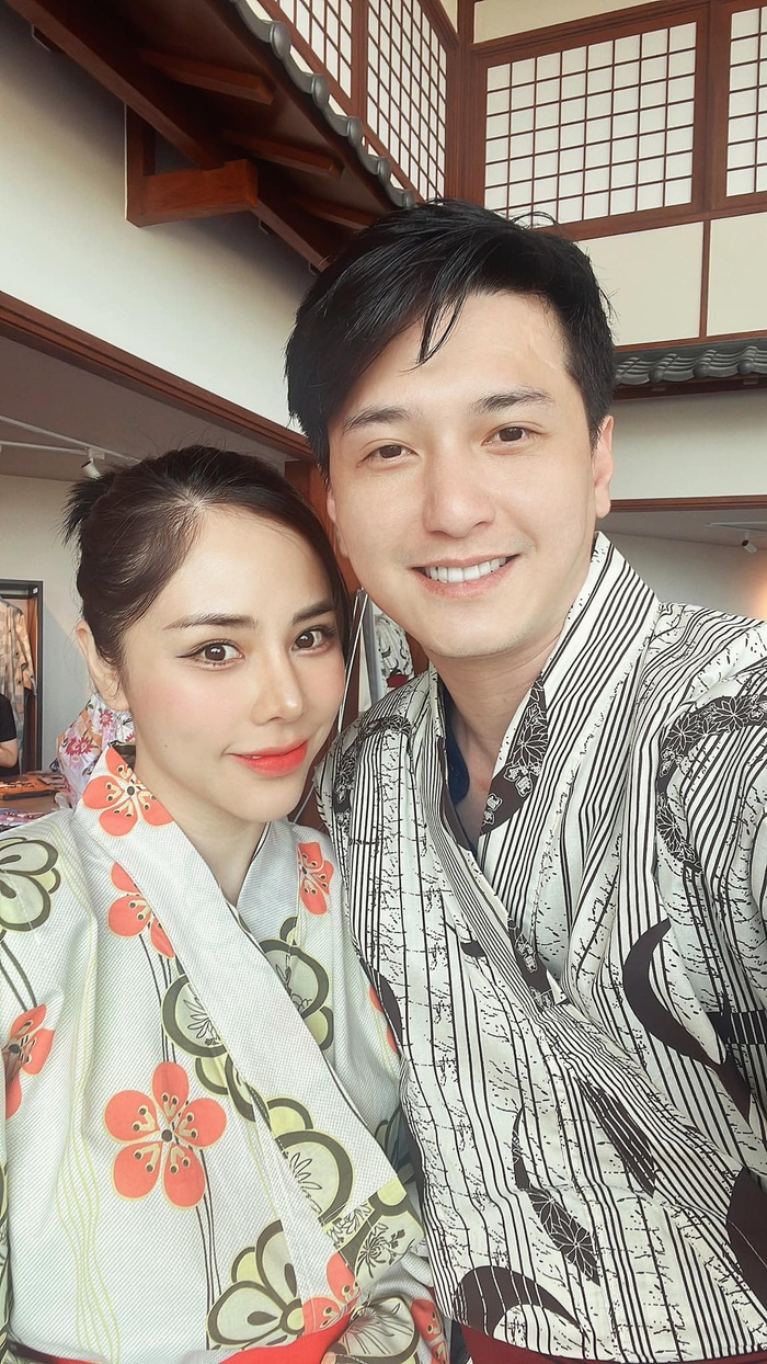 Hình ảnh Huỳnh Anh bên cạnh bạn gái xinh đẹp
